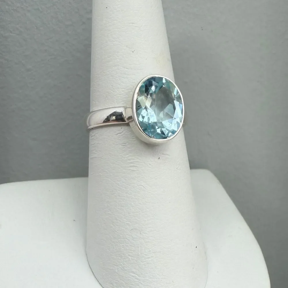 NWT 8x10.5mm oval‎ cut faceted blue topaz solitaire ring in sterling silver!